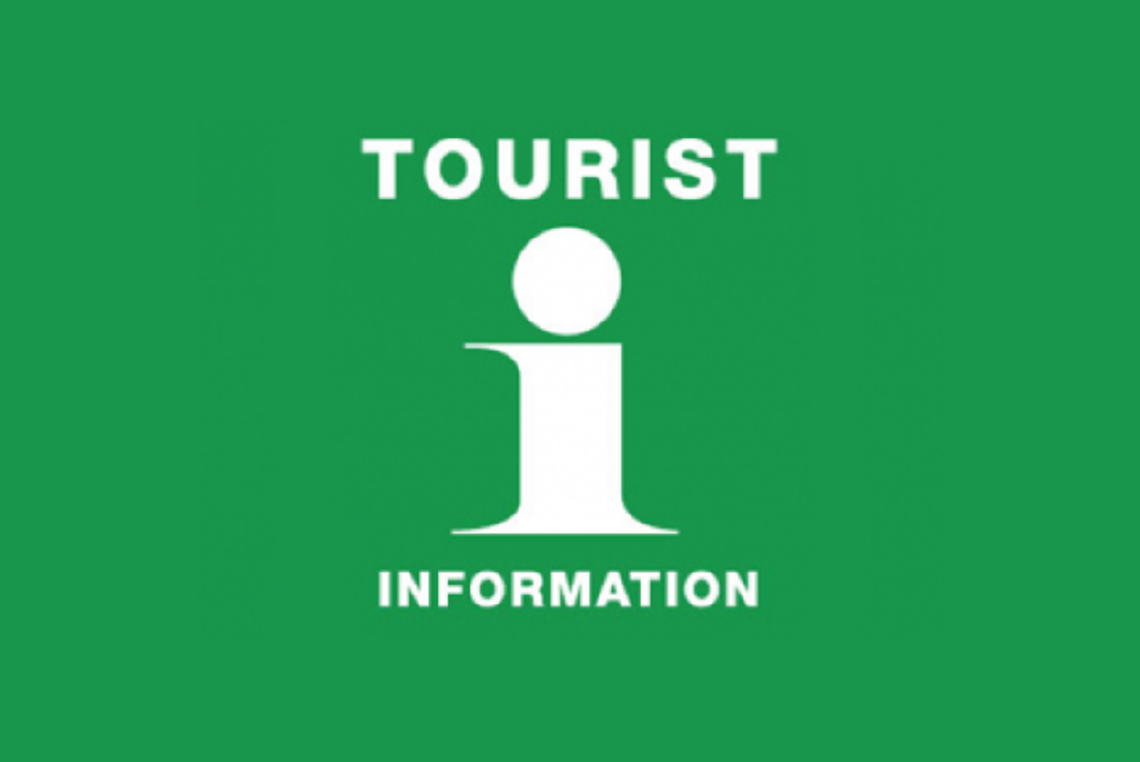 Illustrerad bild. Grön bakgrund med den generella turistinformationslogotypen på.