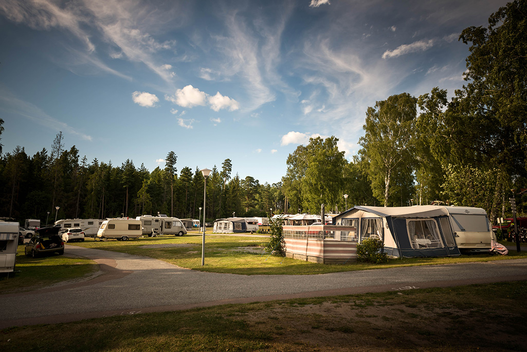 Foto på husbilar och husvagnar på Bredsands camping.