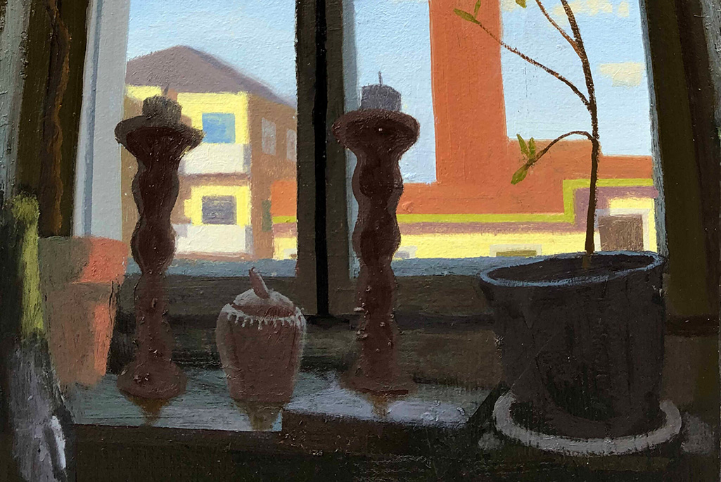 Bild på en tavla där man ser utsikten från ett fönster och på fönsterbrädan står ljusstakar och en blomkruka.