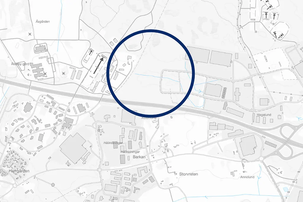 Kartskiss i olika nyanser av grått med en rund ring som visar området.