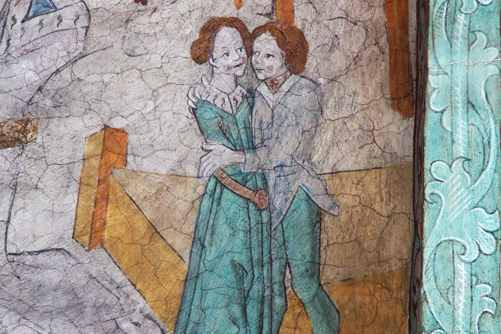 Foto på en väggmålning med två personer som håller om varandra.