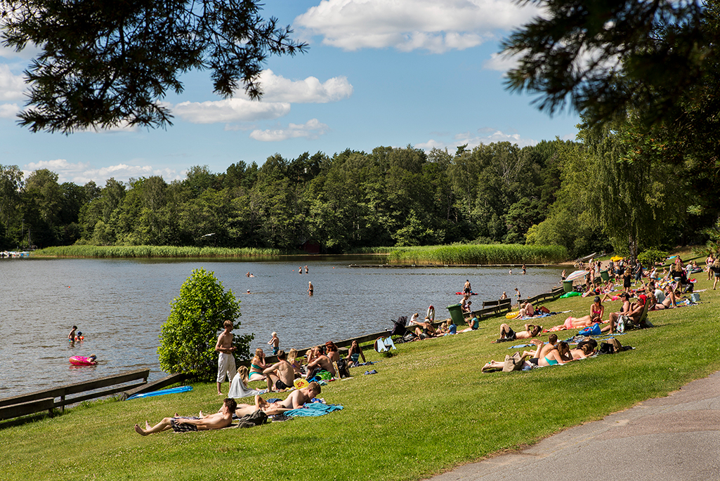 Foto på människor på en badplats under sommaren. Foto: Thomas Henrikson