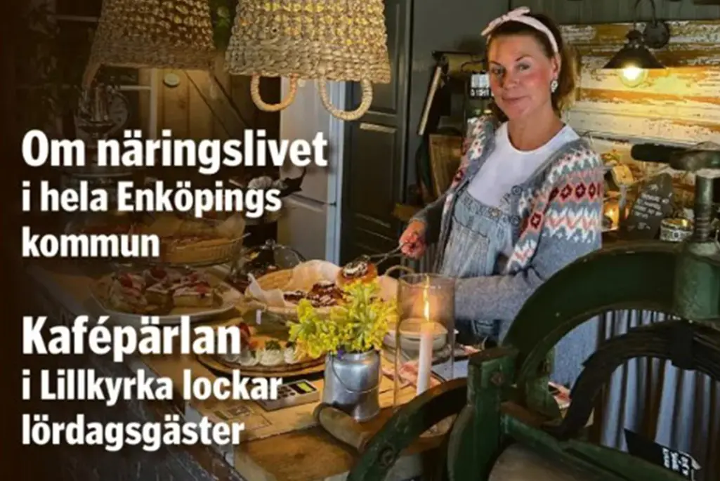 Kvinna i ett lantligt café, med rubrikerna Om näringslivet i hela Enköpings kommun samt Kafépärlan i Lillkyrka lockar lördagsgäster. Foto.