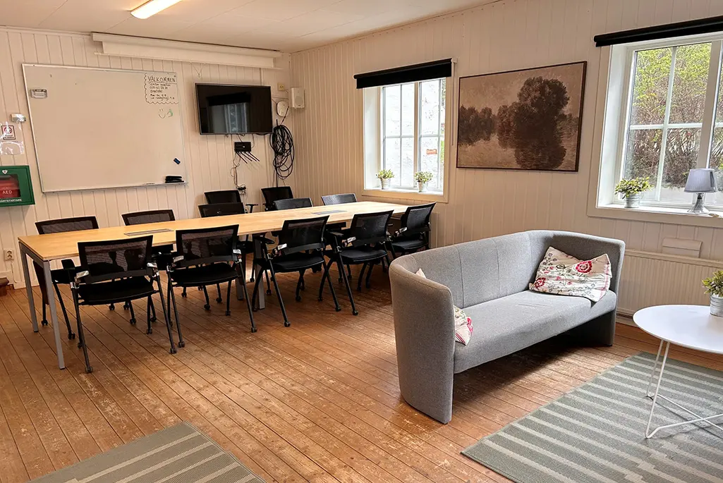 Bild på ett bord med åttastolar i inomhusmiljö.