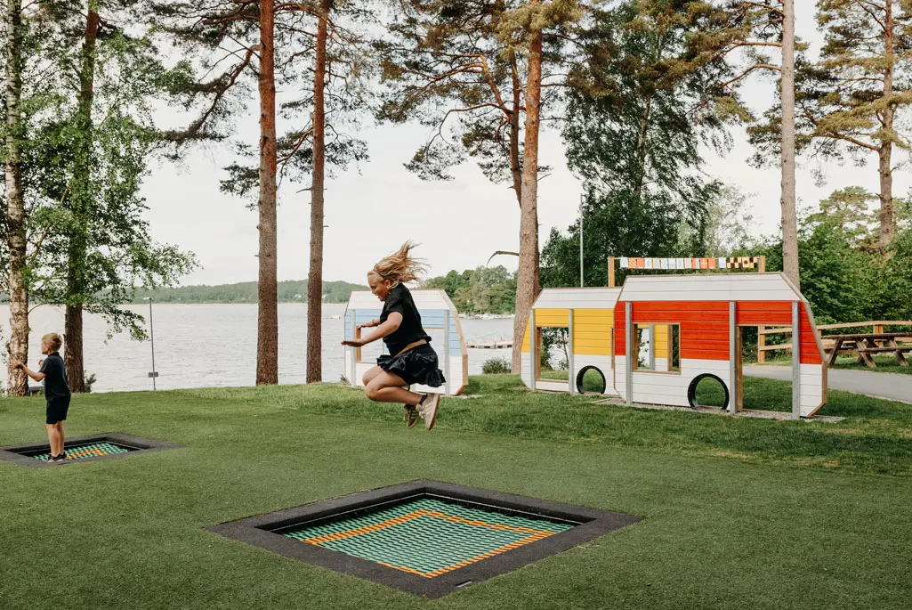 Lekplats med träutrustning i form av husvagnar.