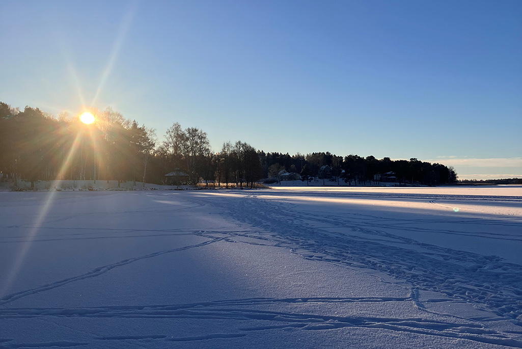Vintermotiv med frusen is och blå himmel, bild.