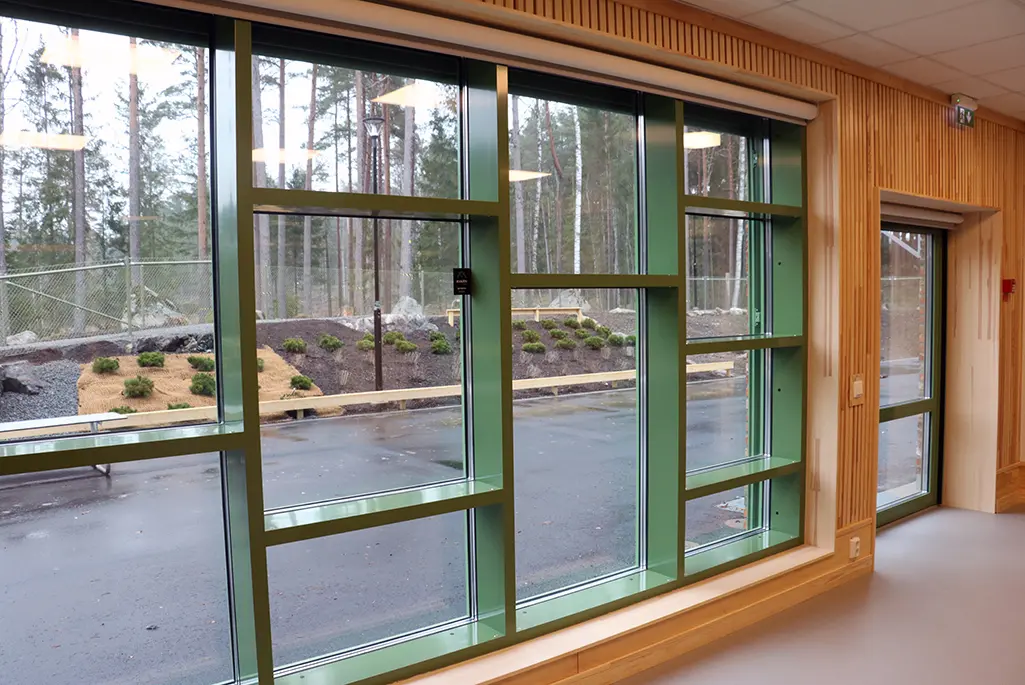 Stora fönsterväggar för mycket ljusinläpp och så att barnen lätt kan titta ut.